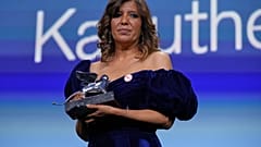 Kaouther Ben Hania acepta su premio del Jurado en el Festival de Venecia por 'La voz de Hind Rajab', el sábado 6 de septiembre de 2025