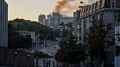 Rauch steigt aus dem Gebäude des Ministerkabinetts nach einem russischen Angriff in Kiew, Ukraine, am Sonntag, 7. September 2025.