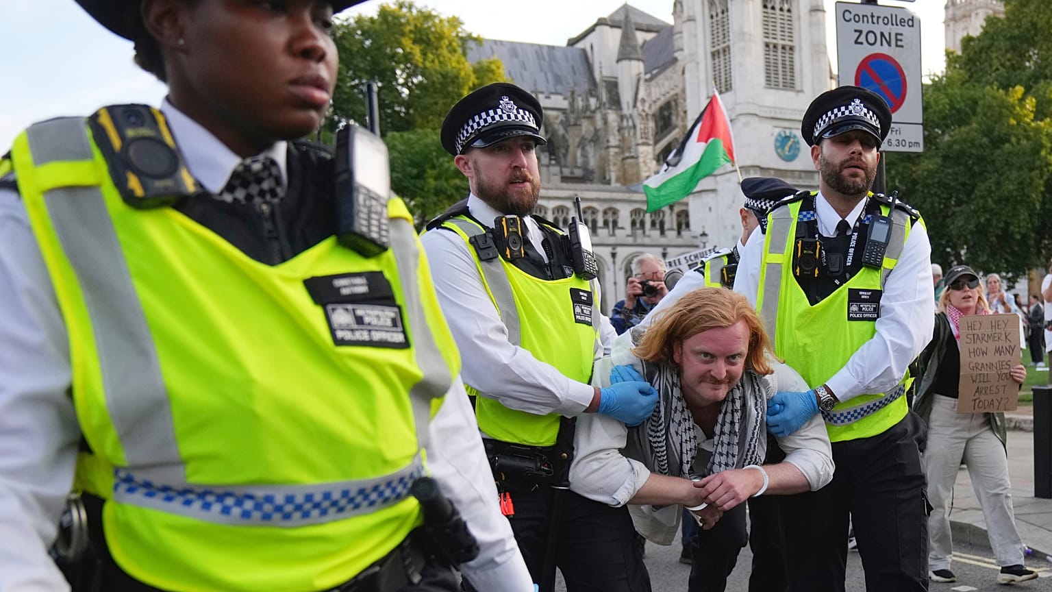 ضباط الشرطة يحملون متظاهرًا خلال احتجاج لدعم حركة "التحرك من أجل فلسطين" في لندن، السبت 6 سبتمبر/ أيلول 2025.