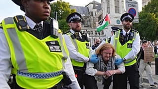 ضباط الشرطة يحملون متظاهرًا خلال احتجاج لدعم حركة "التحرك من أجل فلسطين" في لندن، السبت 6 سبتمبر/ أيلول 2025.