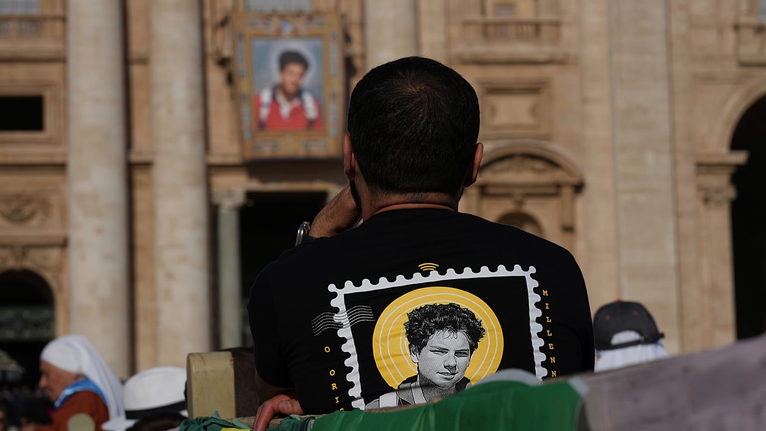 Πιστοί στην πλατεία του Αγίου Πέτρου για την αγιοποίηση των Acutis και Frassati