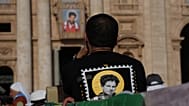 Fedeli in piazza San Pietro per la canonizzazione di Acutis e Frassati