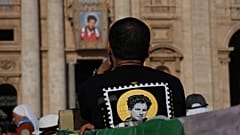 Gläubige auf dem Petersplatz bei der Heiligsprechung von Acutis und Frassati