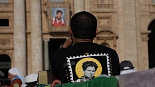 Fedeli in piazza San Pietro per la canonizzazione di Acutis e Frassati