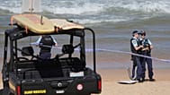 A rendőrség a szeptember 6-án történt halálos cápatámadás helyszínén dolgozik a Dee Why Beachen, Sydneyben, Ausztráliában
