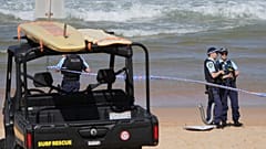 A rendőrség a szeptember 6-án történt halálos cápatámadás helyszínén dolgozik a Dee Why Beachen, Sydneyben, Ausztráliában
