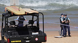 A rendőrség a szeptember 6-án történt halálos cápatámadás helyszínén dolgozik a Dee Why Beachen, Sydneyben, Ausztráliában