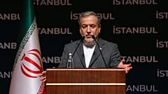 وزير الخارجية الإيراني عباس عراقجي يحضر مؤتمرا صحفيا في إسطنبول، تركيا، الأحد 22 يونيو/ حزيران 2025.