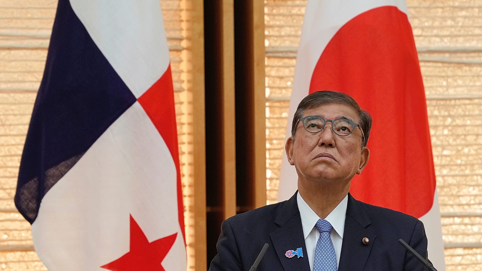 رئيس الوزراء الياباني شيغيرو إيشيبا يستمع إلى خطاب يلقيه رئيس بنما أثناء إعلانهما المشترك بعد اجتماعهما في مكتب رئيس الوزراء في طوكيو، الجمعة 5 سبتمبر/ أيلول 2025.