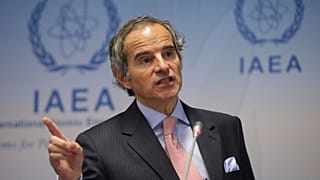 رافائل گروسی، مدیرکل آژانس بین‌المللی انرژی اتمی (IAEA)، در کنفرانس خبری در جریان نشست شورای حکام آژانس بین‌المللی انرژی اتمی در وین، اتریش، دوشنبه، ۶ فوریه ۲۰۲۳
