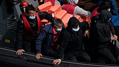 Άνδρες που πιστεύεται ότι είναι μετανάστες οι οποίοι διέσχισαν τη Γαλλία με μικρές βάρκες και περισυνελέγησαν στη Μάγχη. Παρασκευή, 17 Ιουνίου 2022.