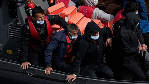 Homens que se pensa serem migrantes que empreenderam a travessia de França em pequenas embarcações e foram apanhados no Canal da Mancha. Sexta-feira, 17 de junho de 2022.