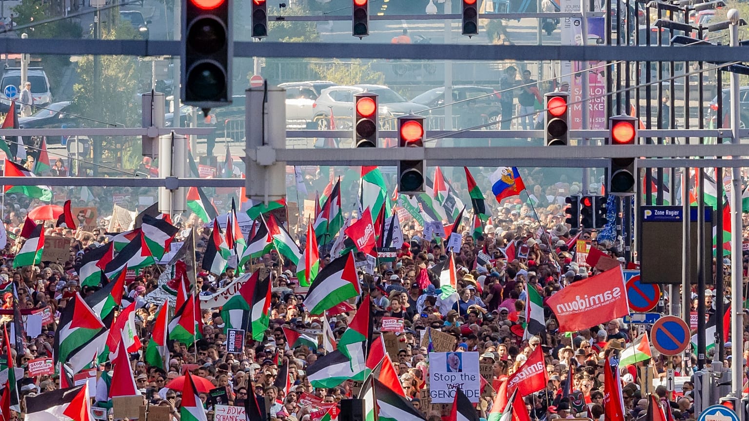 Pessoas agitam bandeiras palestinianas enquanto marcham durante uma manifestação no centro de Bruxelas, no domingo, 7 de setembro de 2025.