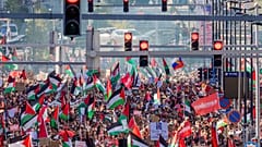 Menschen schwenken palästinensische Flaggen während einer Demonstration im Zentrum von Brüssel, Sonntag, 7. September 2025.