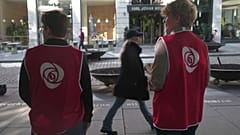 Voluntarios de campaña del Partido Laborista de pie en la acera en busca de personas con las que interactuar en Oslo, domingo 7 de septiembre de 2025.