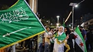 فتاة تحمل العلم السعودي احتفالا بإعلان الرئيس الأمريكي دونالد ترامب عن خطط خلال زيارته إلى المملكة العربية السعودية لتخفيف العقوبات على سوريا، الثلاثاء 13 مايو/ أيار 2025.