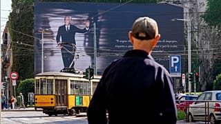 Cartellone pubblicitario a Milano per ultimo saluto a Giorgio Armani