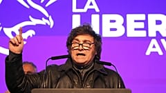 Ο πρόεδρος της Αργεντινής Javier Milei συνομιλεί μετά το κλείσιμο των εκλογικών τμημάτων των βουλευτικών εκλογών στη Λα Πλάτα της Αργεντινής, Κυριακή 7 Σεπτεμβρίου 2025. 