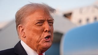 الرئيس الأميركي دونالد ترامب يدلي بتصريحات لدى وصوله إلى قاعدة أندروز المشتركة في ولاية ماريلاند، الأحد 7 أيلول/سبتمبر 2025.