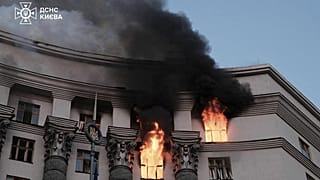 Lángol egy kormányzati épület Kijevben egy orosz rakétatámadás után