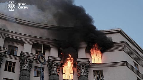 Lángol egy kormányzati épület Kijevben egy orosz rakétatámadás után