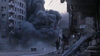 الفلسطينيون يحتمون أثناء غارة إسرائيلية استهدفت مبنى في مدينة غزة، الأحد 7 أيلول/سبتمبر 2025. 