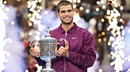Carlos Alcaraz sostiene el trofeo del campeonato tras derrotar a Jannik Sinner en la final masculina individual del campeonato de tenis del Abierto de EE.UU. 2025.