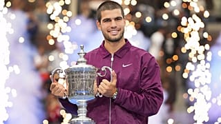 Carlos Alcaraz sostiene el trofeo del campeonato tras derrotar a Jannik Sinner en la final masculina individual del campeonato de tenis del Abierto de EE.UU. 2025.