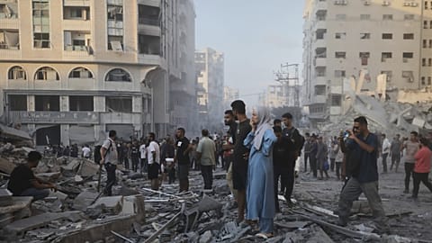 Les Palestiniens inspectent les dégâts après une frappe de l'armée israélienne sur un bâtiment à Gaza, dimanche 7 septembre 2025.