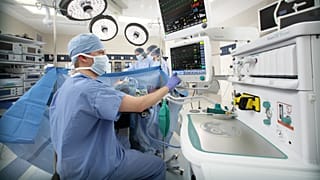 Aisys™ CS2 altató- és altatásbeadó rendszer Et vezérléssel a GE Healthcare-től.