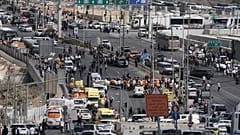 Israelische Polizei und Rettungskräfte am Tatort in Jerusalem