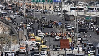 Israelische Polizei und Rettungskräfte am Tatort eines Schussangriffs, bei dem am Montag, dem 8. September 2025, in Jerusalem mehrere Menschen getötet und verletzt wurden.