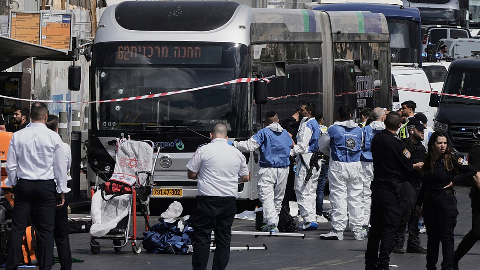 Las autoridades intervienen en el lugar de un tiroteo, varias personas han muerto, en Jerusalén, el lunes 8 de septiembre de 2025.