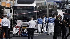 Las autoridades intervienen en el lugar de un tiroteo, varias personas han muerto, en Jerusalén, el lunes 8 de septiembre de 2025.