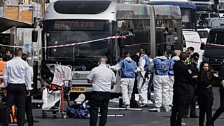 Las autoridades intervienen en el lugar de un tiroteo, varias personas han muerto, en Jerusalén, el lunes 8 de septiembre de 2025.