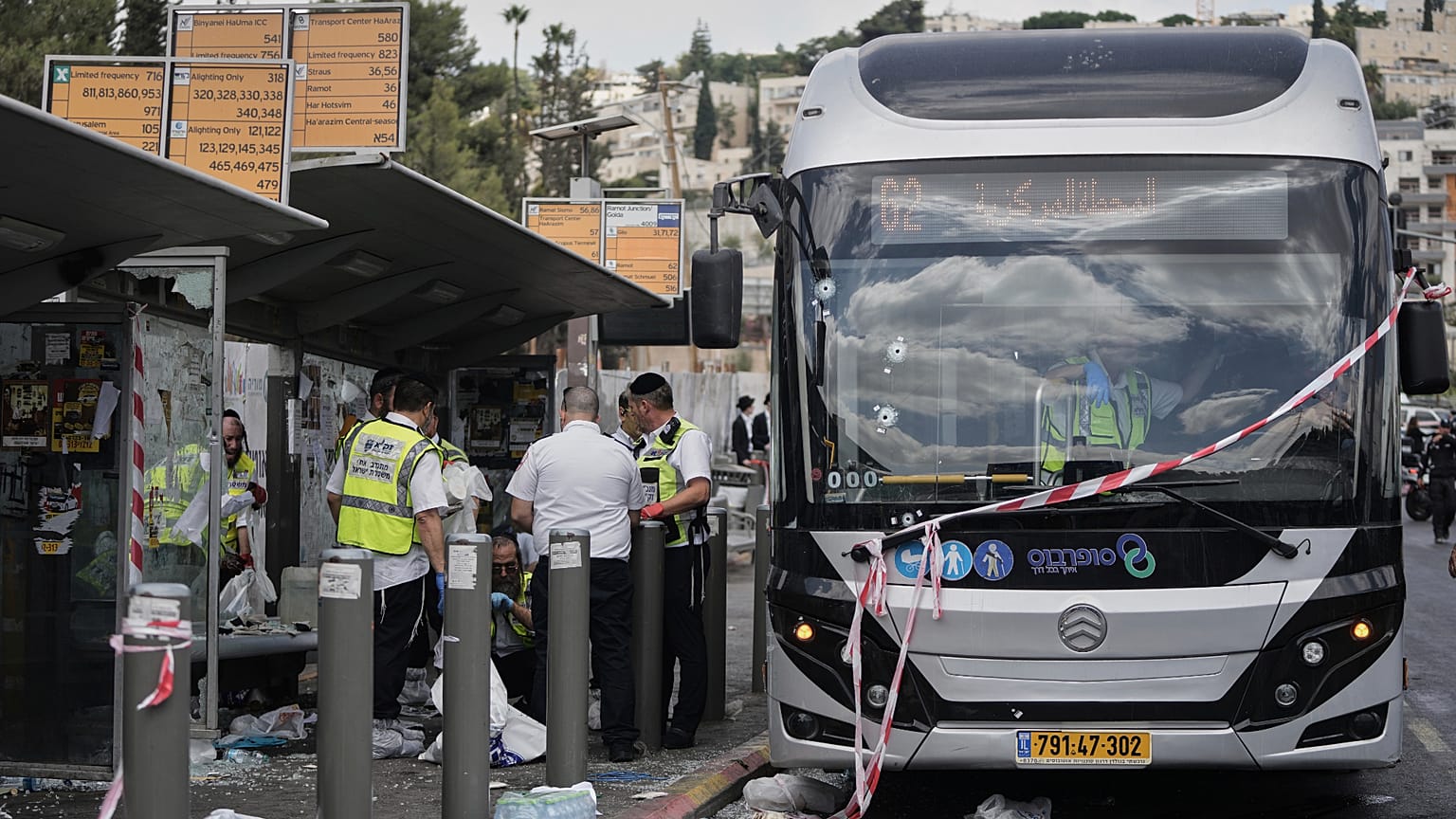 La polizia ispeziona l'autobus e la fermata dove si è consumato l'attentato in cui due palestinesi hanno ucciso varie persone a Gerusalemme (8 settembre 2025)