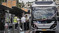 La polizia ispeziona l'autobus e la fermata dove si è consumato l'attentato in cui due palestinesi hanno ucciso varie persone a Gerusalemme (8 settembre 2025)