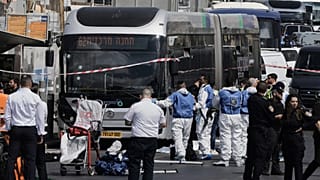 La police et les équipes de secours israéliennes interviennent sur les lieux d'une fusillade qui a fait plusieurs morts et blessés à Jérusalem, lundi 8 septembre 2025.