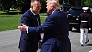 Prezydent Donald Trump uścisnął dłoń Prezydentowi RP Karolowi Nawrockiemu podczas spotkania w Gabinecie Owalnym Białego Domu, w środę, 3 września 2025 r., w Waszyngtonie.