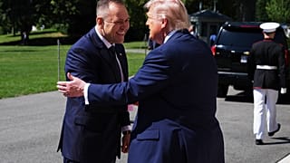Prezydent Donald Trump uścisnął dłoń Prezydentowi RP Karolowi Nawrockiemu podczas spotkania w Gabinecie Owalnym Białego Domu, w środę, 3 września 2025 r., w Waszyngtonie.