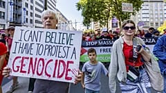 Ein Mann hält ein Plakat, während er am Sonntag, dem 7. September 2025, an einer pro-palästinensischen Demonstration im Zentrum von Brüssel teilnimmt.