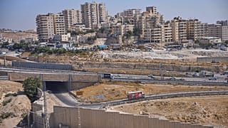 حي الزعيم العربي، الواقع في أطراف القدس الشرقية في الضفة الغربية، بالقرب من المنطقة التي تقول الحكومة الإسرائيلية إنها ستبني فيها وحدات سكنية كجزء من مشروع الاستيطان "E1"