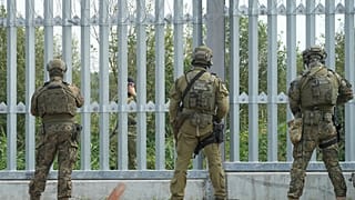 Funkcjonariusze straży granicznej na granicy Polski z Białorusią.