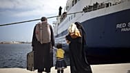عائلة تهرب من القتال في مدينة مصراتة الليبية المحاصرة تنظر إلى السفينة التي نقلتها بعد وصولها إلى بنغازي، ليبيا،