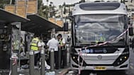 La polizia israeliana e le squadre di soccorso ispezionano la scena di un attacco a colpi di arma da fuoco effettuato da due uomini armati, in cui diverse persone sono state uccise, a Gerusalemme, lunedì 8 settembre 2025