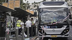 Israelische Polizei und Rettungsteams untersuchen den Tatort eines Schussangriffs von zwei Bewaffneten, bei dem mehrere Menschen getötet wurden, in Jerusalem, Montag, 8. September 2025.