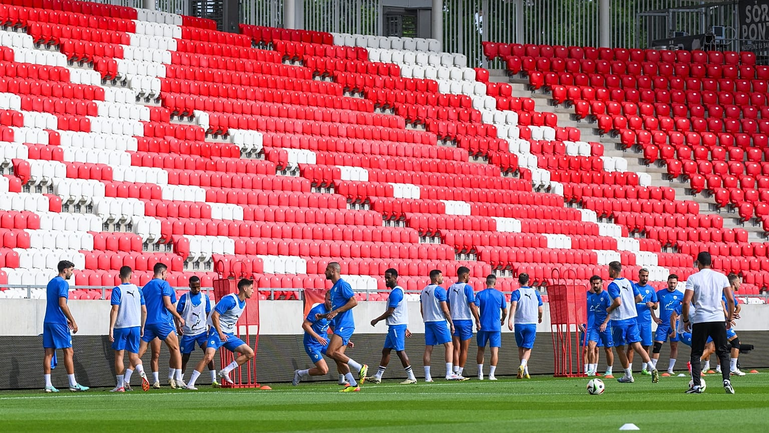 I giocatori della nazionale di calcio di Israele si allenano allo stadio di Debrecen: con la guerra Israele gioca in Ungheria le partite ufficiali in casa (6 giugno 2024)