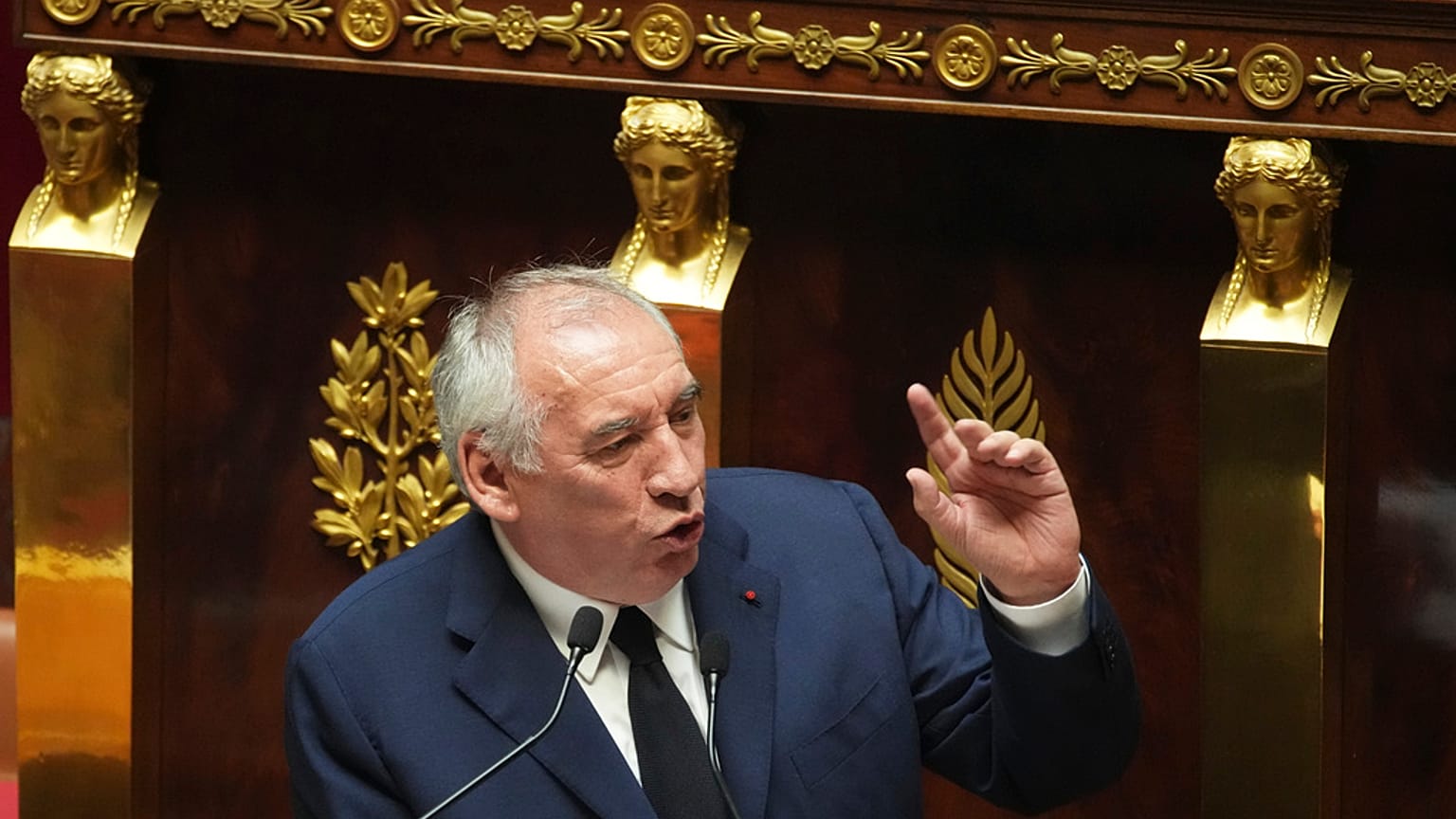 Frankreichs Premierminister François Bayrou vor der Nationalversammlung in Paris kurz vor der Vertrauensabstimmung