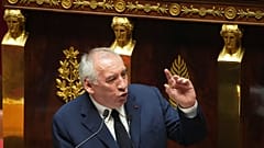 Frankreichs Premierminister François Bayrou vor der Nationalversammlung in Paris kurz vor der Vertrauensabstimmung