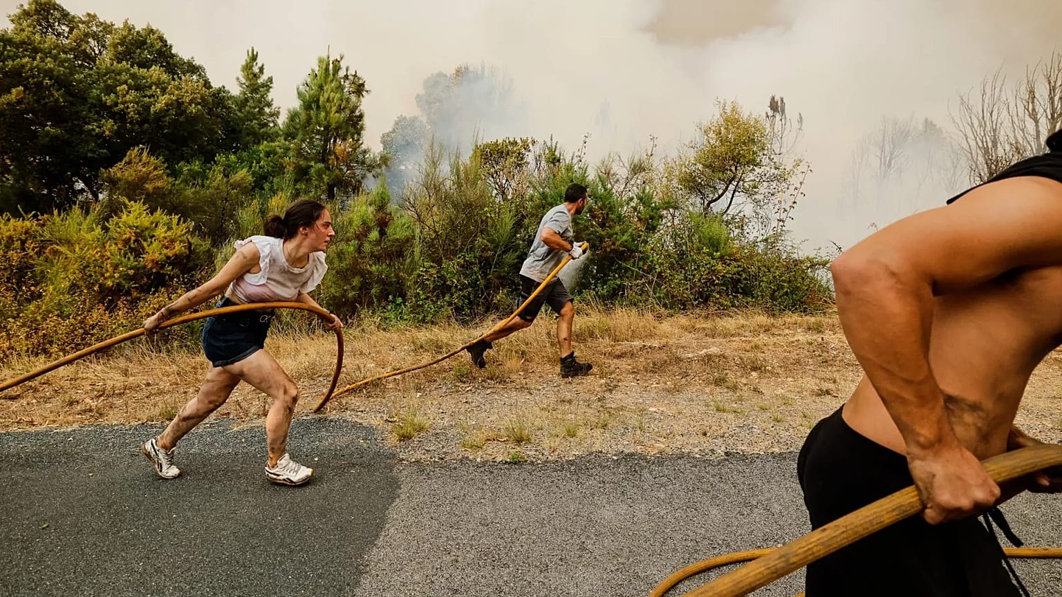 Des habitants et des bénévoles travaillent ensemble pour éteindre un feu de forêt à Larouco, dans le nord-ouest de l'Espagne.